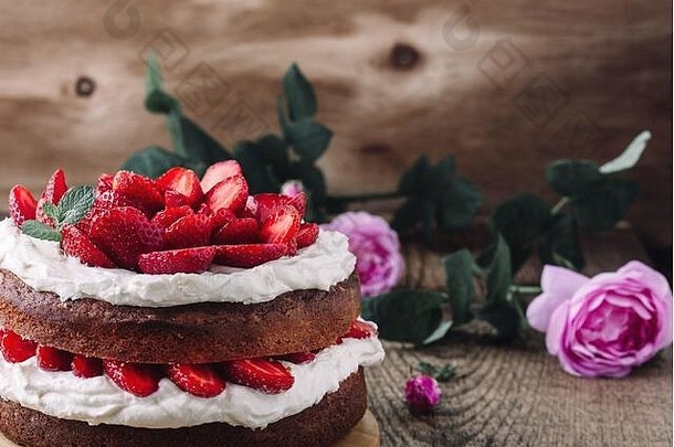 自制的海绵<strong>蛋糕</strong>草莓奶油乡村木表格关闭夏天甜点