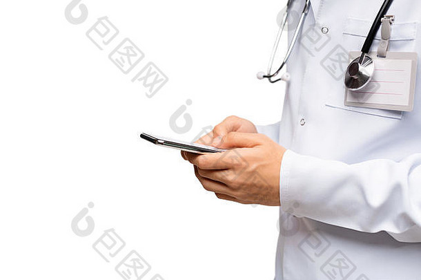 男医生手持智能手机向患者发送信息