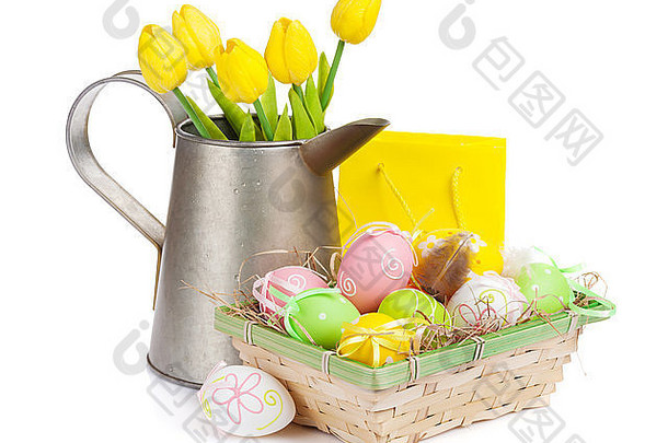 复活节黄色的郁金香色彩斑斓的鸡蛋孤立的白色背景