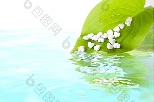 白色<strong>医疗</strong>心脏病学的药片形式心绿色叶药物恢复健康空间文本反射水