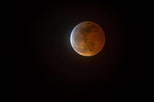 美国新墨西哥州阿尔伯克基上空的超级血狼月亮
