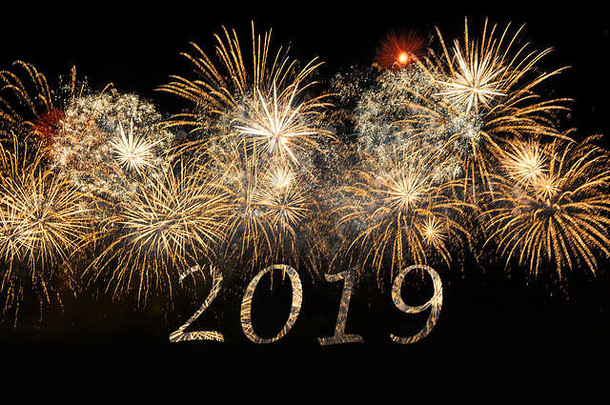 2019年新年快乐庆祝五彩烟花。新年和假期的概念。