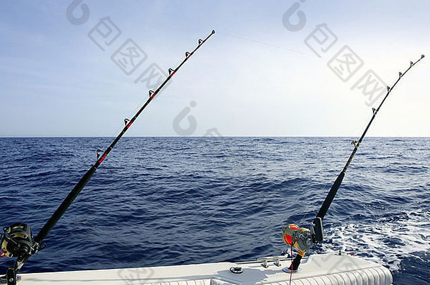 蓝色的地中海钓鱼船杆卷