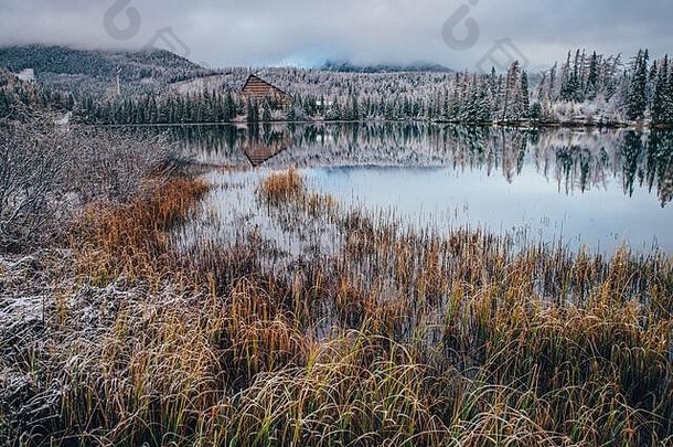秋冬之间的山间湖，原汁原味的墙纸。