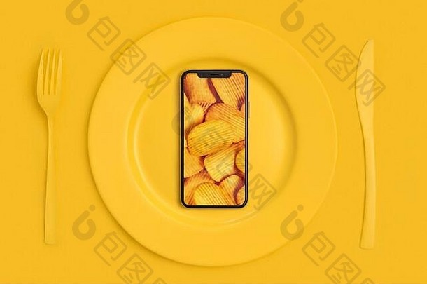 网上订餐，送货。打电话把食物带回家。智能手机屏幕上有芯片，放在盘子上，刀叉上。黄的景色