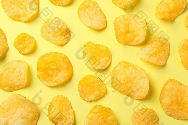 平躺作文土豆芯片黄色的背景前视图