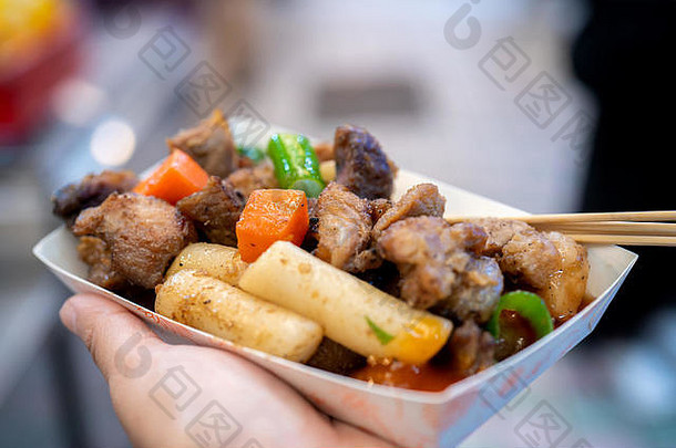 <strong>韩国</strong>传统市场上的油炸黑猪肉，美味的<strong>韩国</strong>美食，胡萝卜和葱，特写，空间