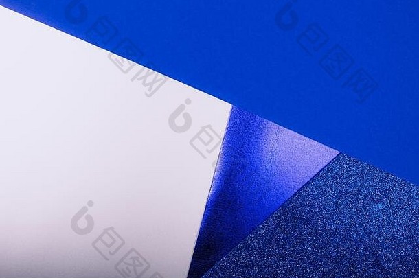 分为几个部分的蓝纸背景和金属元素。灵感来源于2020年度最佳颜色