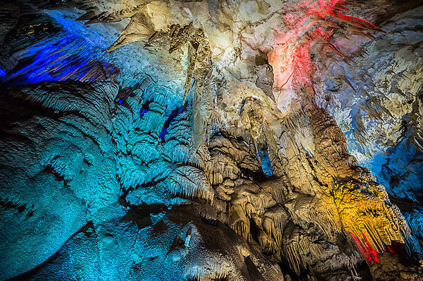 在佐治亚州伊梅雷蒂省<strong>的</strong>茨卡尔图博洞穴内，也被称为普罗米修斯·凯恩