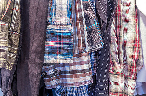 衣柜中不同男式衬衫袖子的集合