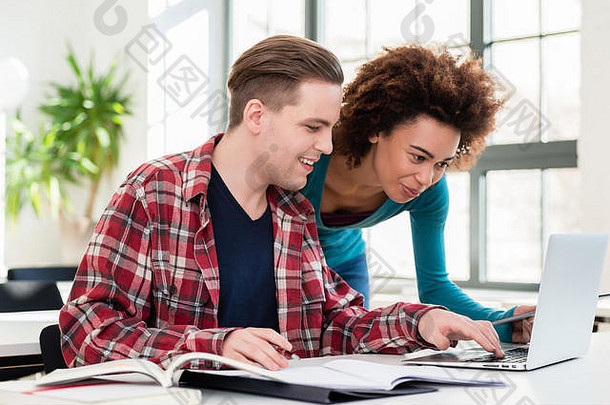 两名年轻学生在网上浏览有用的信息