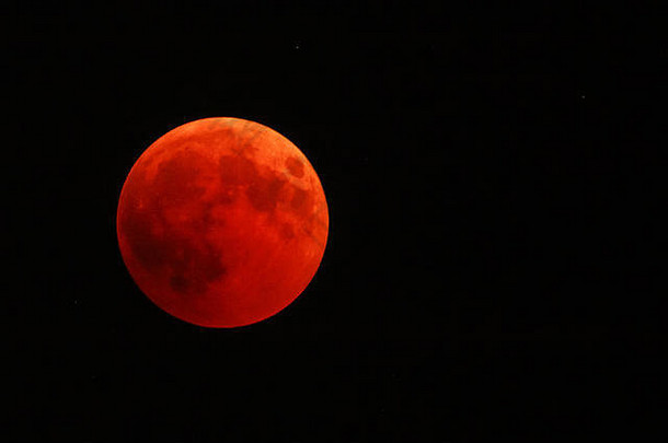 晚上，在漆黑的天空背景上的满月。2018年7月27日月食的总相位。月球变红是火星离月球表面更近的原因。空间。