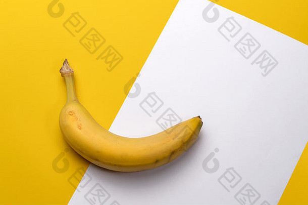 黄色和白色背景上分离的单个香蕉果实