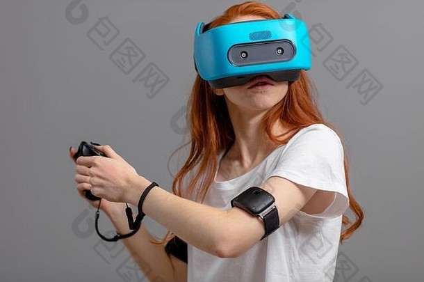 穿着休闲服的少女，戴着VR眼镜和操纵杆，具有3D体验和虚拟现实概念。