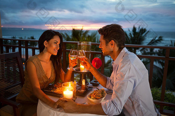 年轻的夫妇享受浪漫的晚餐烛光户外