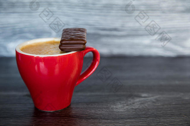 浓缩咖啡纯白，深木背景，鲜<strong>红色</strong>杯子。完美搭配巧克力饼干。温暖、奢侈、奖赏的感觉。明显的差异