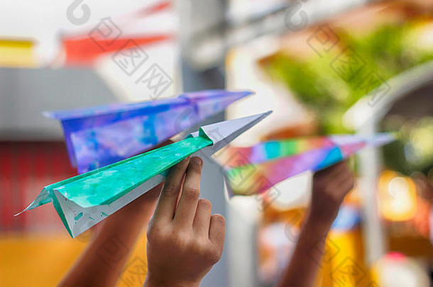 照片纸色彩斑斓的飞机准备好了飞孩子们手