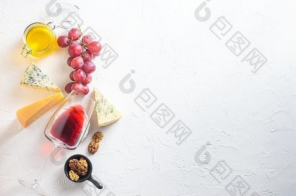 安蒂帕斯托奶酪红酒玻璃卡门贝尔多布鲁帕尔马有机白色纹理混凝土石材背景，带有自然划痕和纹理