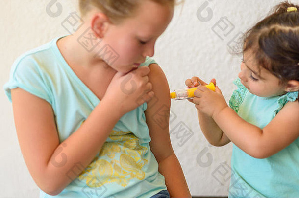 孩子们玩医生医生注射疫苗接种流感拍摄手臂孩子女孩健康的医疗概念