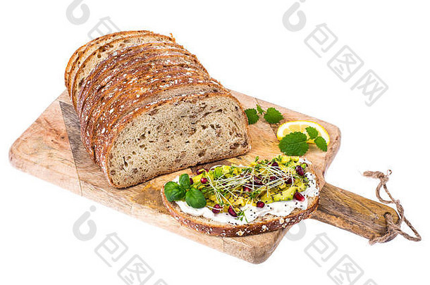 鳄梨、绿芽和石榴籽全麦面包