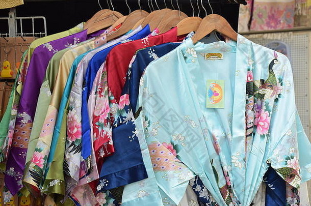 色彩斑斓的传统的中国人衣服挂市场摊位在香港香港中国