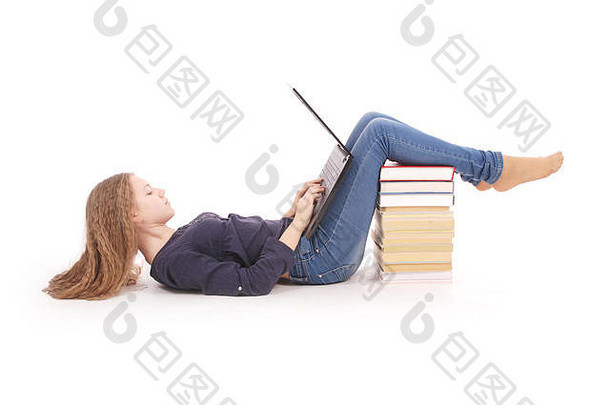 学生十几岁的女孩侧身躺在地板上，<strong>笔</strong>记本电脑被隔离在白色地板上