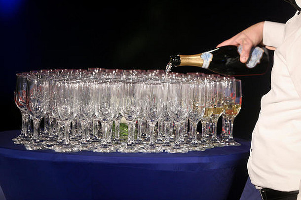 细节眼镜香槟等待服务人到达豪华的聚会，派对