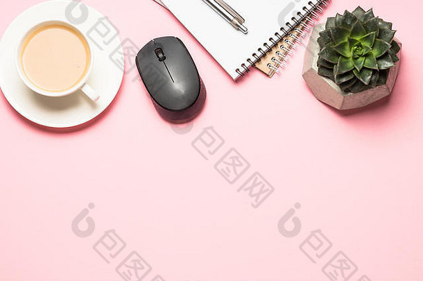 办公场所，咖啡杯，鼠标和多汁的粉红色背景。