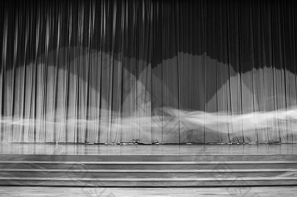 舞台上的动作剧院里有梯子和窗帘的木头。