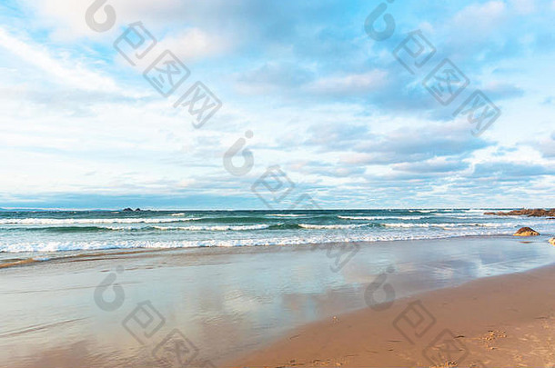 明亮的日落蓝色的多云的<strong>天空</strong>海洋视图海滩拜伦湾澳大利亚