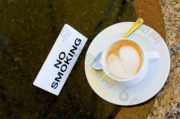 杯卡布奇诺咖啡禁止吸烟表格户外咖啡馆
