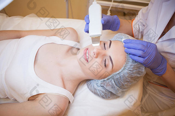 美容师医生在脸上做手术