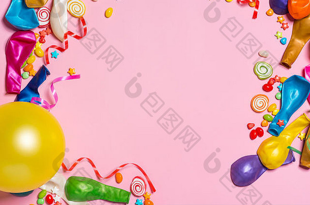 庆祝活动平躺糖果色彩斑斓的聚会，派对项目粉红色的背景