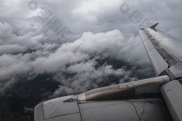 狂风暴雨的天空翼飞机视图窗口飞机