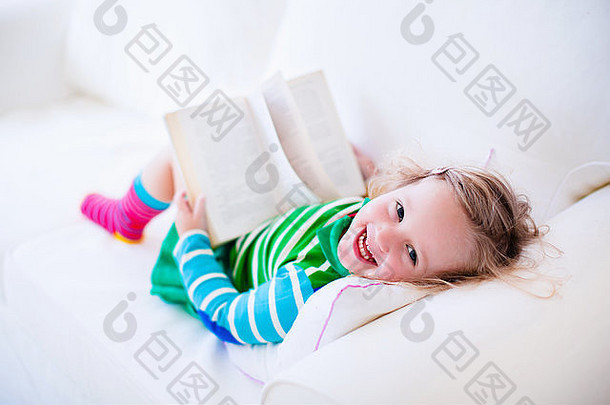 女孩阅读书放松白色沙发上孩子们读书首页学前教育孩子们学习家庭作业