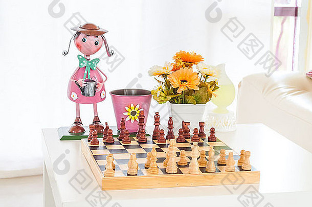桌上有洋娃娃和花的国际象棋。