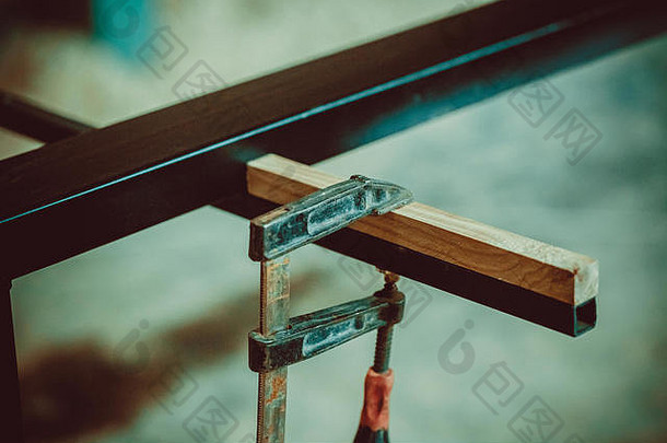工匠夹固定块木铁过程使桌子上家具