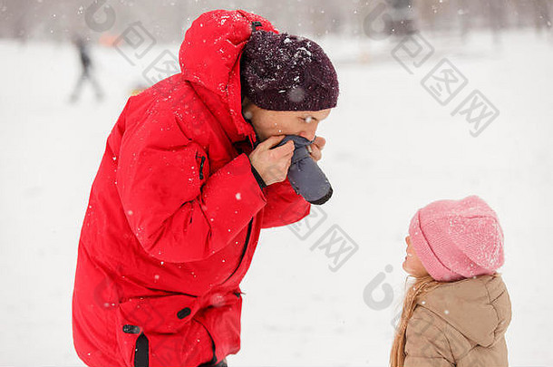 照片父亲沙拉酱女儿手套冬天公园
