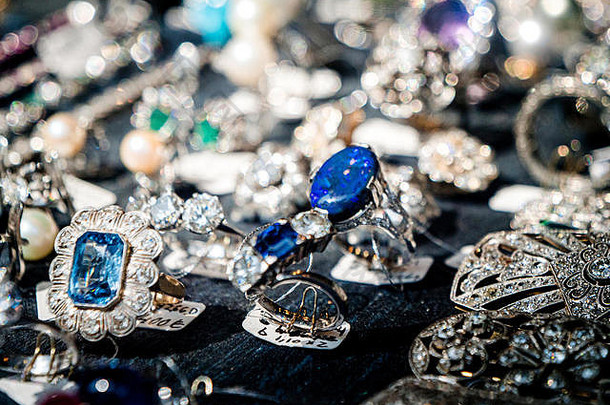 细节展示珠宝商店多个环耳环珍贵的准宝石的石头出售西班牙语时尚商店