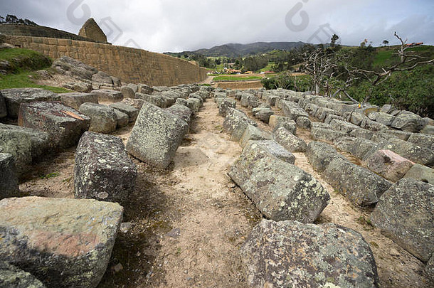 当地人从Ingapirca遗址上取走了周围村庄的古老石块