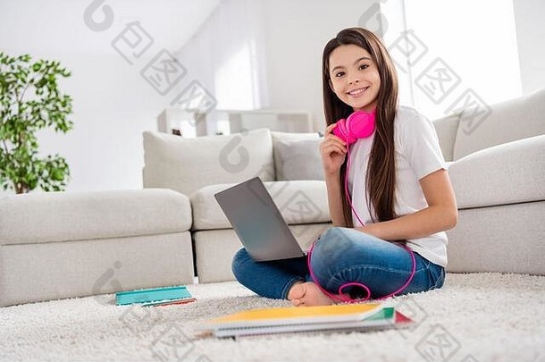 可爱的小女生简介照片聊天笔记本电脑视频通话朋友同学享受自我隔离坐在地板地毯耳机好心情