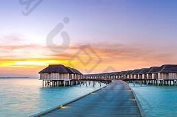 全景日落景观马尔代夫美丽的《暮光之城》天空别墅色彩斑斓的云奢侈品旅行海滩背景假期假期横幅