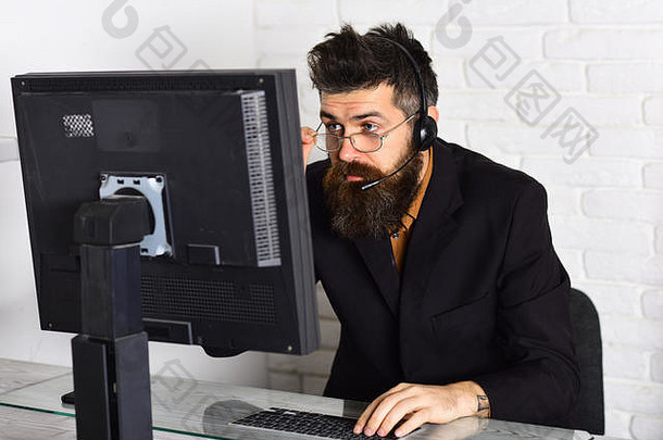 剩下的有礼貌的合理的有胡子的公司代表电脑调用中心操作符有胡子的男人。工作办公室男人。长胡子