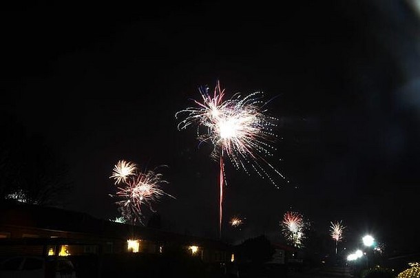 在一个半农村聚居区的夜晚，人们可以看到新年的焰火。