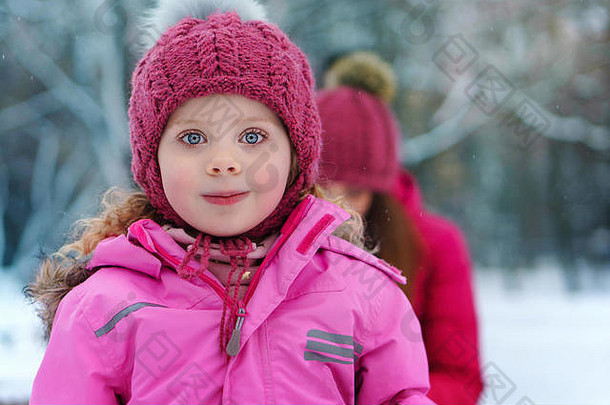 特写镜头肖像迷人的甜蜜的时髦穿着孩子时尚女孩走冬天放松在户外ampaigns冒险生活方式