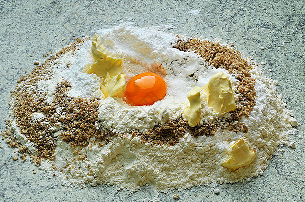 蛋黄面粉黄油粒状糖工作表面