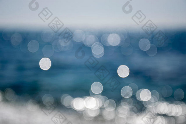 我在马贝拉当地海滩拍摄的一张离焦照片，阳光在水面上闪烁
