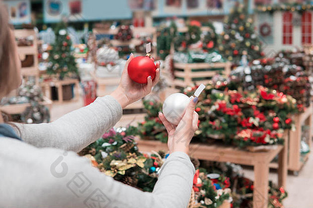 快乐客户女孩选择圣诞节树装饰球