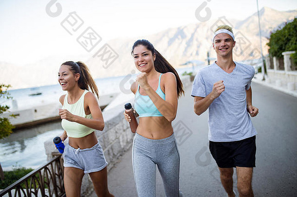 快乐的人在户外慢跑。跑步、运动、锻炼和健康生活方式理念