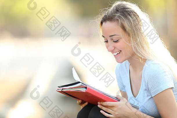 快乐学生学习阅读笔记坐着在户外公园